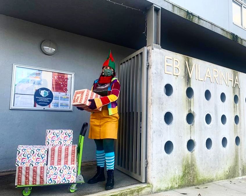 Ajudante do Pai Natal visita a Escola