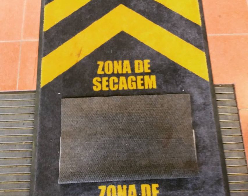 Tapetes de Desinfeção nas entradas da Escola